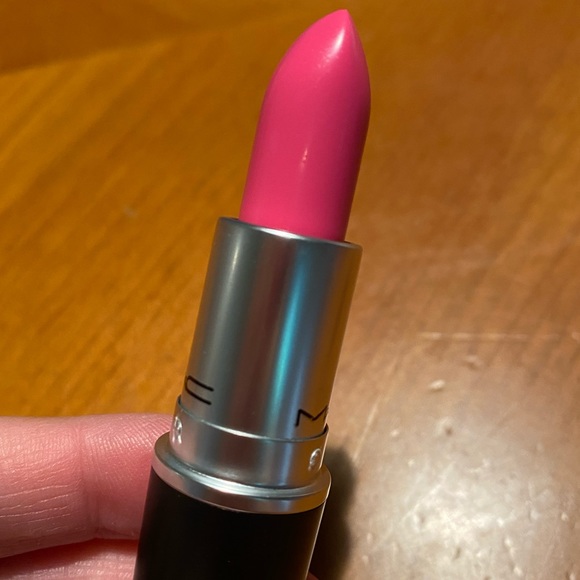 MAC Amplifed Creme Lipstick Do Not Disturb - Picture 7 of 16
